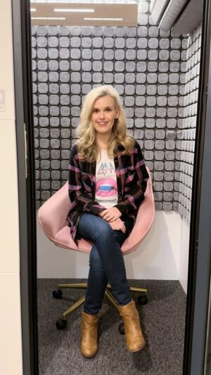 Kari Wahlgren Instagram - People always ask me what my most challenging role has been… And Mileena in Mortal Kombat was definitely one of them!! 

It’s probably one of the only times in my career that I haven’t been able to sustain a voice for a four hour session! Luckily, the Mortal Kombat team was fine with doing two-hour blocks, so I was able to continue voicing this amazing character. 

Vocal damage is very real: this is why I tell aspiring voice actors to really get to know what your voice can do and be careful with your voice!!💗

#MortalKombat #behindthescenes #voiceacting #videogames
