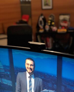 Karim Musa Instagram - In ufficio da solo, ad editare futuri episodi dello show (tranquilli che arriva, abbiate pazienza)
@simone_dimeo mi abbandona.