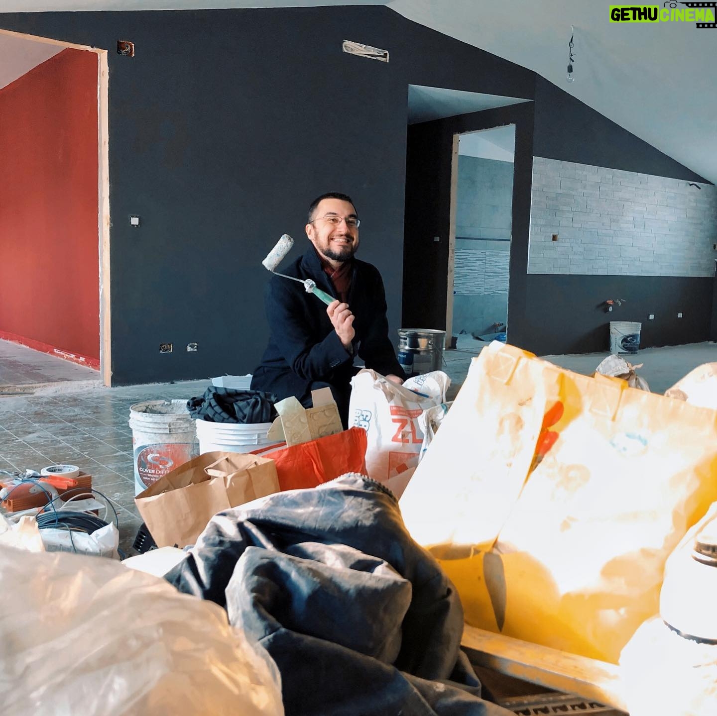 Karim Musa - 93.5K Likes - Come ricorderete, a Settembre 2019 ho comprato un appartamento da ristrutturare.
Con il COVID di mezzo si sono allungati i tempi di lavoro e consegna, ma finalmente è finita.
Da quel giorno ho fatto una foto ad ogni traguardo:
-Buttato giù muri
-Ricostruiti e spostati
-Dipinto le pareti
-Montato la cucina
-Messa in posa del pavimento
-Finalmente viverci