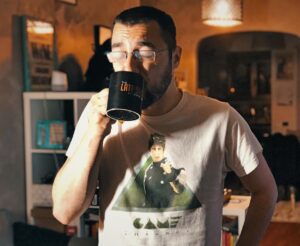 Karim Musa Instagram - Domani esce un monologo che rappresenta alcune mie paure.
Devo ricordarmi che la tazza dello show nera non è niente male.
Ho gli occhiali appannati dal calore.
Anche la maglia ha il suo fascino.
Grazie @favij
