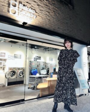 Karin Isobe Instagram - .

#もえの〜と の日の衣装👗✨

#dazzlin で一目惚れしたワンピ！
色物を着ることが多いから、黒のお衣装新鮮かな？？？

エクステもとって、さっぱりショートに戻りました！

.
#ワンピースコーデ #衣装
