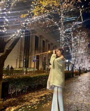 Karin Isobe Instagram - .

女子会した帰り道がめちゃ綺麗くて、
お友達がすかさず映え写真撮ってくれました📸感謝

今年の冬が暖かすぎてコート脱いじゃってます。笑

劇場が近いこの通りもすごく好きだし、
年末のイルミネーションとか落ち葉の絨毯が綺麗くて
こういうのってなんだか心が躍るよね☺️✌🏻

.