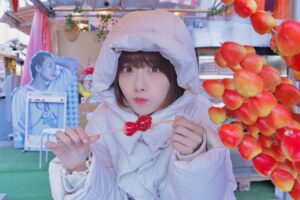 Karin Isobe Instagram - .

🍓🍓🍓

スタジオからスタジオへ、
移動してたらいちご飴屋さん見つけた日🫶🏻

#たぶん映えてる 笑

.
#新大久保グルメ 
#新大久保 #いちごあめ専門店