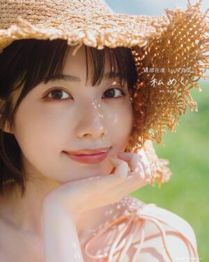 Karin Isobe Instagram - .

礒部花凜 1st写真集『私めく』
9/19 発売になりました👏🏻✨✨✨

みんなが応援して、待っててくれたお陰で、
写真集を出すという夢がひとつ叶いました！

本当に本当に本当にありがとう！！！

先日は囲み取材があったり、
写真集初のお渡し会が行われたり
みんなが手に取ってくれてるんだなぁと
少しずつ実感して、とても嬉しいです！

明日もサイン会あるね！楽しみ📚

心を込めて創った初めての写真集が、
これからもたくさんの方の手に届きますように…💕

みんなも布教よろしくね😉✌🏻

.
囲み取材の日に用意していただいた
素敵なお衣装はタグ付けしました🏷
是非チェックしてね✨

@mercuryduo_com 
@va_vendomeaoyama 
@dianashoespress 

#礒部花凜 #1st写真集 #写真集 #私めく 
#kadokawa #mygirl
