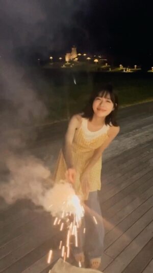 Karin Isobe Instagram - .

事務所のみなさんが、
わたしの夏を叶えてくれました☺️🍻❤️

一緒に花火した気持ちになってくれれそう？？？
.

#花火 #2023夏 
#フジファブリック さん聴きながら花火した🎆