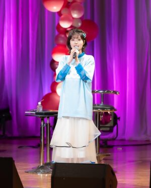Karin Isobe Instagram - .

Twitterの方では書いたけど、
きっとInstagramだけを見てる方もいると思うので💡

改めて、、

今年も、お誕生日イベント #ぽかおた2023 
無事に開催することができました🎂💐

両部満席！本当にありがとうございます☺️

.

Twitterと文章重なっちゃいますが…、
私の伝えたいことなので書きます。

みんなが応援してくれるお陰で、
今回もこんな素敵なお誕生日イベントを
開催することが出来たんです。

年々、キャパも来場者数も増えて

私の歩んできた道、これから歩む道を
こんなにも沢山の人が支えてくれるのかと思うと
心強いし、何よりとってもとっても嬉しいです。

(もちろん会場に来てくれたみんなの他にも、
いろんな形で応援してくれていることも知っているし、
それもとても幸せです。全部届いてるよ！)

でも、だからこそ、
みんなのことを大切にしたいから

どんなに応援してくれる人が増えても
大勢の"みんな"ではなくて、
心の中では一人一人の"あなた"と向き合って
一緒に夢を叶えたり、色んな景色を見たいです。

snsって文字数の関係もあるし、
"みんな"って言葉を使いがちだし、
(それも間違ってないと思うし…)

でも、私がみんなって書く時も、
そこの"あなた"のことを言ってるんだよ。
って、心の中で分かってて貰えたら嬉しいです。

色んな応援の形があっていいし、
無理はしてほしくないし、、

でも、これからも楽しい夢を一緒にいっぱい見たいから
ずっとずっと幸せにするから、ついてきてね！

新しい1年も楽しいこといっぱいあるよ！
待っててね！

花凜 より

.
#ぽかおた2023 #かりんと一緒