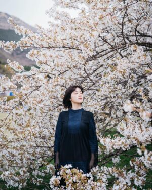 Karin Isobe Instagram - .

photo by 親友 シリーズ ラスト🌼

3枚目は、知る人ぞ知る
「音泉大好き〜」のパンダです(笑)

みんなは何枚目が好き？

.
#ポートレート #撮影 
#sakura #japan #japantravel
