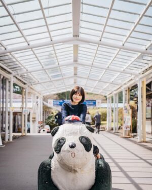 Karin Isobe Instagram - .

photo by 親友 シリーズ ラスト🌼

3枚目は、知る人ぞ知る
「音泉大好き〜」のパンダです(笑)

みんなは何枚目が好き？

.
#ポートレート #撮影 
#sakura #japan #japantravel