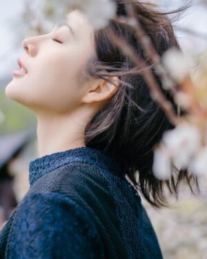 Karin Isobe Instagram - .

photo by 親友 シリーズ ラスト🌼

3枚目は、知る人ぞ知る
「音泉大好き〜」のパンダです(笑)

みんなは何枚目が好き？

.
#ポートレート #撮影 
#sakura #japan #japantravel