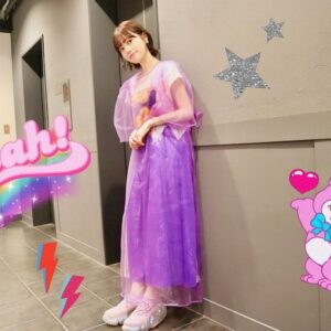 Karin Isobe Instagram - .

先日の #このファンLIVE お衣装は、
天才スタイリスト ( @samukashiwagi )の仕業でした♡♡♡

めっちゃ可愛いーーー！

そして、この靴ずっと気になってたの…
可愛すぎる…歩きやすすぎる…

.
#この素晴らしい世界に祝福を 
#このファン 

#grounds #スニーカー女子 
#スニーカー 
#nontokyo #yeahright