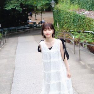 Karin Isobe Instagram - .

Instagramでもお披露目🕺🏻

髪の毛バッサリ切りました、礒部さんです✌🏻

Twitterでめっちゃ好評すぎで、とっても嬉しかったです！
有難い！バッサリいった甲斐がありました〜〜〜！！！

.
髪切るってなってから当日まで
毎日舞台の本番前くらい緊張してたよ。笑

またライブ時などはエクステつけたり、
私自身も色々楽しみたいと思ってるので
皆さんぜひ色んな礒部さんにお付き合い下さい♪笑

.

あ〜〜〜〜〜ドキドキしたけど切ってよかった☺️☺️☺️

.
#ショート #ショートヘア 
#ショートカット女子 
#bonne #ワンピースコーデ
