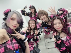 Karin Takahashi Instagram - Shout out Live!!!

これでさいごかな！

ななみん、ちょうかわいい☺︎
推し☺︎笑

らなちゃもいっぱはなせた〜はぴはぴ〜！！

かおるんは控え室の席が前後だったんだけど、いっぱい話せたし、すごい話聞いてくれて、こっそりママ……👶っておもった。

志貴くんと写真撮りたかったけど、スマホ持ってなかったから「一緒に写真に写りたいけどスマホないんです撮ってください！」ってお願いしたら撮ってくれた。
私へんなやつすぎたけどやさしい。。。

大集合も撮ってくれるねこさん。

出番の関係で写真撮れなかった子もいて悲しみ……。
またライブで一緒になれるといいな。

たくさんの先輩たち、仲間たちに支えられて、楽しいライブができました！
プロデューサーさんも応援してくれてありがとう！！