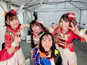 Karin Takahashi Instagram - .
★さよならアンドロメダ
初！オリメン！！
ついに揃って本当に嬉しい……。
乃々ちゃんが凛さんと亜季さんに助けられていたように、
私もふーりんさんとともともさんにすごく勇気をもらってステージに立てました。

★∀NSWER
たくさんの仲間と歌えました！
インディヴィジュアルズの絆を見せつけられたｯ！！
大阪からの、美玲ちゃんと輝子ちゃんの想いを受け取って、繋ぐことができたかなと。
バンドさんとパフォーマンスできたのも楽しかった！

たくさんの仲間たちと☺︎

#シンデレラ10周年_ファイナルday1
#idolmastercinderellagirls