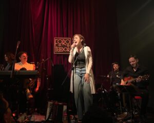 Karina Gidi Instagram - Anoche estrené una voz, un camino, un placer, un modo de estar en el escenario. No hubiera sido imaginable sin la guía, la confianza y la complicidad de @jm_torreblanca. Te quiero y te agradezco tanto, Juan!  Qué regalo mas grande cantar contigo y a tu lado. Felicidades por todo lo que logras ♥️ y bravo a @dan_h_mena y @cris.maass por lo bello de su trabajo. 

Gracias al equipo que me acomoañó y sostuvo, comandado por el inigualable @klauzduane. @jairkench.mx y @carlosdominguez_music una vez mas me hicieron sentir a salvo y le dieron a cada una de mis canciones su atmósfera y su brillo. Ya quiero que haya otro concierto para volvernos a juntar 💕

Gracias a mi querida maestra @sil.voz por la preparación y las porras. Gracias @cuceb333piloto por el cariño,  los consejos y por estar al pendiente los días previos. Gracias @karolusandriadis por el cariño y los ánimos.
Fue una noche hermosa, gracias a los amigos y amigas, a todo el publico que se lanzó a disfrutar. Gracias a mi adorada hermana Claudia que vino de Xalapa para estar ahí, y a mis hijas @sofi_swis y @ani_swis por todo lo que su cariño y apoyo representó en esta aventura. 

Y por ultimo mil gracias al @forodeltejedor poe abrirme las puertas en esta forma. Gracias Esteban, por la hospitalidad y la buena onda. 

Hasta pronto!

📷 by @sofi_swis (gracias, tesoro)