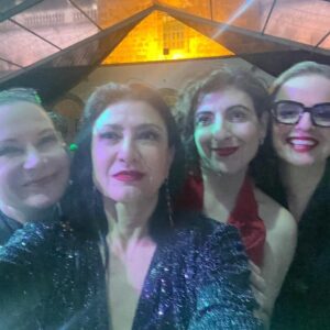 Karina Gidi Instagram - Ceremonia 65 de entrega del Ariel, anoche en Guadalajara! Qué alegría haber estado ahí para presenciarlo y celebrar. Felicidades a la @academiacinemx, a @leticiahuijara_oficial por ese discurso a @innapayan por todo el trabajo realizado. Mil felicidades a nominados y ganadores! Felicidades también al brillante @hugoarrevillagaserrano por esa dirección sensible y elegante, y a @escribajista por la audaz y encantadora dirección musical. Gracias a las autoridades correspondientes por la disposición y el esfuerzo, salir de la cdmx con un evento cono esta ceremonia es bueno para nuestro gremio en todo el país, y lleva alegría y vínculos al estado que nos hospeda. Un gusto conocer a la Secretaria de Cultura #LourdesGonzález, al Secretario General de la @udg_oficial y Presidente del @ficg  #GuillermoGómezMata, y coincidir con el querido @igorlozada y la hermosa @denissesparrago. Por fin me pude reunir con la chef del momento @monicadionne y con montones de amigos y colegas con quienes no hubo foto pero sí abrazos, cariño, risas y conversación.