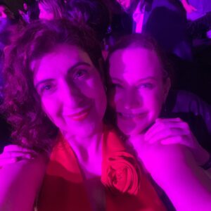 Karina Gidi Instagram - Ceremonia 65 de entrega del Ariel, anoche en Guadalajara! Qué alegría haber estado ahí para presenciarlo y celebrar. Felicidades a la @academiacinemx, a @leticiahuijara_oficial por ese discurso a @innapayan por todo el trabajo realizado. Mil felicidades a nominados y ganadores! Felicidades también al brillante @hugoarrevillagaserrano por esa dirección sensible y elegante, y a @escribajista por la audaz y encantadora dirección musical. Gracias a las autoridades correspondientes por la disposición y el esfuerzo, salir de la cdmx con un evento cono esta ceremonia es bueno para nuestro gremio en todo el país, y lleva alegría y vínculos al estado que nos hospeda. Un gusto conocer a la Secretaria de Cultura #LourdesGonzález, al Secretario General de la @udg_oficial y Presidente del @ficg  #GuillermoGómezMata, y coincidir con el querido @igorlozada y la hermosa @denissesparrago. Por fin me pude reunir con la chef del momento @monicadionne y con montones de amigos y colegas con quienes no hubo foto pero sí abrazos, cariño, risas y conversación.