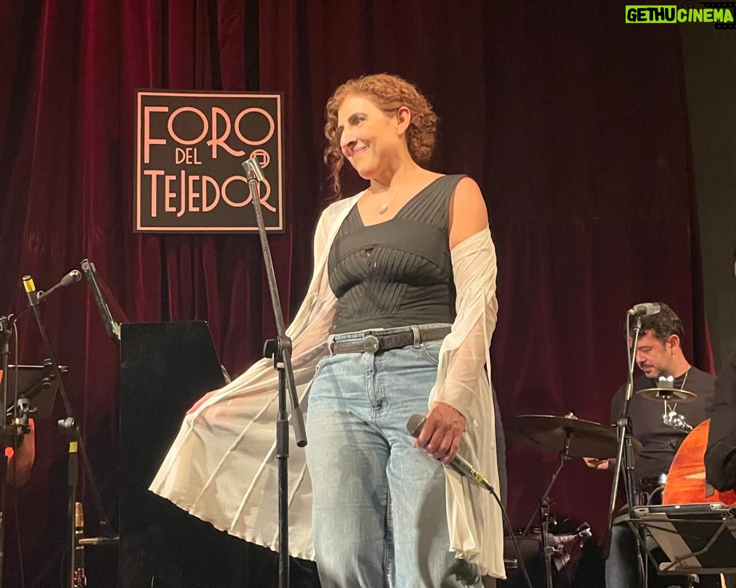 Karina Gidi - 585 Likes - Anoche estrené una voz, un camino, un placer, un modo de estar en el escenario. No hubiera sido imaginable sin la guía, la confianza y la complicidad de @jm_torreblanca. Te quiero y te agradezco tanto, Juan! Qué regalo mas grande cantar contigo y a tu lado. Felicidades por todo lo que logras ♥️ y bravo a @dan_h_mena y @cris.maass por lo bello de su trabajo.
Gracias al equipo que me acomoañó y sostuvo, comandado por el inigualable @klauzduane. @jairkench.mx y @carlosdominguez_music una vez mas me hicieron sentir a salvo y le dieron a cada una de mis canciones su atmósfera y su brillo. Ya quiero que haya otro concierto para volvernos a juntar 💕
Gracias a mi querida maestra @sil.voz por la preparación y las porras. Gracias @cuceb333piloto por el cariño, los consejos y por estar al pendiente los días previos. Gracias @karolusandriadis por el cariño y los ánimos.
Fue una noche hermosa, gracias a los amigos y amigas, a todo el publico que se lanzó a disfrutar. Gracias a mi adorada hermana Claudia que vino de Xalapa para estar ahí, y a mis hijas @sofi_swis y @ani_swis por todo lo que su cariño y apoyo representó en esta aventura.
Y por ultimo mil gracias al @forodeltejedor poe abrirme las puertas en esta forma. Gracias Esteban, por la hospitalidad y la buena onda.
Hasta pronto!
📷 by @sofi_swis (gracias, tesoro)