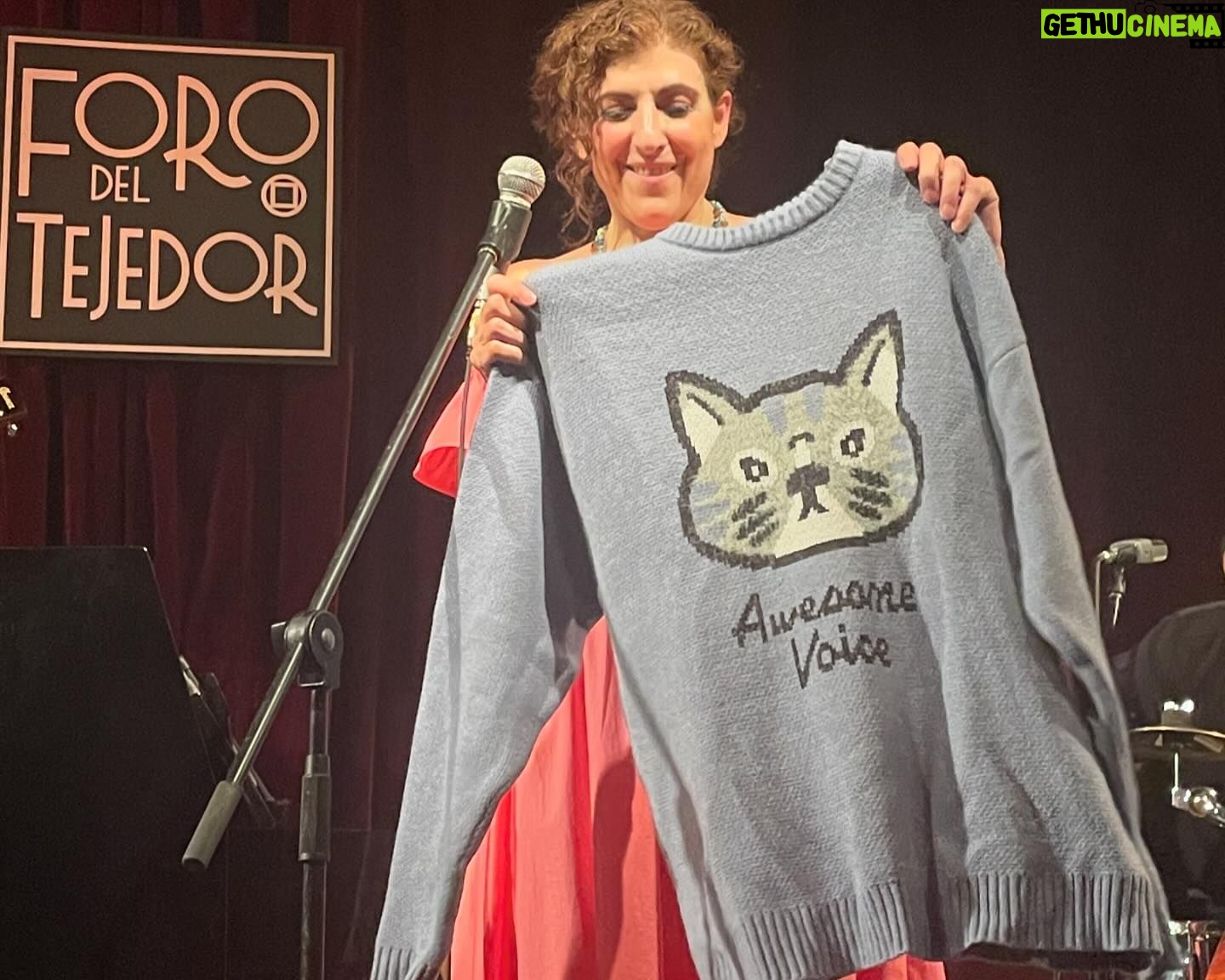 Karina Gidi - 585 Likes - Anoche estrené una voz, un camino, un placer, un modo de estar en el escenario. No hubiera sido imaginable sin la guía, la confianza y la complicidad de @jm_torreblanca. Te quiero y te agradezco tanto, Juan! Qué regalo mas grande cantar contigo y a tu lado. Felicidades por todo lo que logras ♥️ y bravo a @dan_h_mena y @cris.maass por lo bello de su trabajo.
Gracias al equipo que me acomoañó y sostuvo, comandado por el inigualable @klauzduane. @jairkench.mx y @carlosdominguez_music una vez mas me hicieron sentir a salvo y le dieron a cada una de mis canciones su atmósfera y su brillo. Ya quiero que haya otro concierto para volvernos a juntar 💕
Gracias a mi querida maestra @sil.voz por la preparación y las porras. Gracias @cuceb333piloto por el cariño, los consejos y por estar al pendiente los días previos. Gracias @karolusandriadis por el cariño y los ánimos.
Fue una noche hermosa, gracias a los amigos y amigas, a todo el publico que se lanzó a disfrutar. Gracias a mi adorada hermana Claudia que vino de Xalapa para estar ahí, y a mis hijas @sofi_swis y @ani_swis por todo lo que su cariño y apoyo representó en esta aventura.
Y por ultimo mil gracias al @forodeltejedor poe abrirme las puertas en esta forma. Gracias Esteban, por la hospitalidad y la buena onda.
Hasta pronto!
📷 by @sofi_swis (gracias, tesoro)