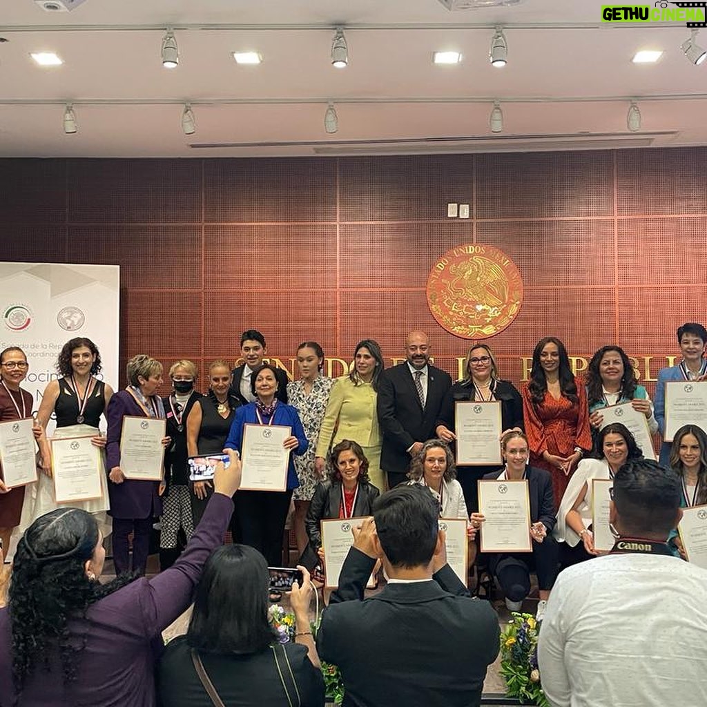 Karina Gidi - 1.6K Likes - Hoy estuve en el Senado de la República en la ceremonia de reconocimiento a la mujer 2023, donde el International Parliament of Education me entregó una medalla junto a otras 14 mujeres destacadas en los ámbitos científico, tecnológico, politico, cultural, deportivo y artístico. Fue un gran honor. Le agradezco al @parlieorg esta distinción, y la alegría de compartir visión con estas mujeres tan valiosas. Fue ademas, un orgullo para mí que mis hijas @sofi_swis y @ani_swis pudieron acompañarme. Miles de gracias!