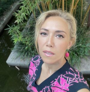 Karina Koks Instagram - Любимые наши зрители и подписчики,я сожалею что мы разбили ваши сердца и сердечки,вы так крепко болели за нас и так неистово отстаивали желтых в наших и в чужих просторах интнета,я этого не забуду!
Ваша активность,разумность и проницательность немыслима!
Спасибо,что не навешивали ярлыков и видели в нашей команде не только «терминаторов» и «универсальных солдатов», но и уязвимых,живых людей,со своими слабостями и прорехами.
Мы с Женей И, иногда думали что может и правда ведем себя вопиюще,раз все остальные участники говорят нам об этом. 
Но в тот момент мы были одни друг у друга и смотрели на происходящие под единственным углом.
А когда шоу вышло на тв,мы почувствовали реакцию,защиту и поддержку нашей команды от многотысячной аудитории по ту сторону экрана,мы поняли что все «камушки» которые в нас летели были не просто плоскими,а одномерными. 
Читая все ваши послания (сквозь слезы благодарности) я с большой гордостью поняла,что нас с вами объединяют одни и те же человеческие ценности,это и есть опора жизни.
Ваше внимание дороже всех выигрышей суммарно,оно бесценно! 
Целую ваши сердца!
(как говорит мой коллега Сосо П.)

P.S.
Уверена вы также очаровались Китаем как и мы,желаю вам всем посетить однажды эту прекрасную страну! Русских там очень любят,несмотря на весь тот кипиш за сокровища,который устроил нам Император ! 

Всем мадам и месье - огромное сье-сье ! 🇨🇳