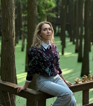 Karina Koks Instagram - Для этого сказочного леса специально приберегла выражения лица девственницы не вкусившей хардкора. 🧝🏻‍♀️