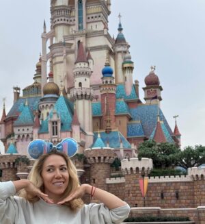 Karina Koks Instagram - Только в сегодня лет я посетила Диснейлэнд. 

Это не было моей мечтой,но я чувствовала себя как фея-крестная,которая осуществила заветное желание двух маленьких принцесс.

Да и я сама как завороженная стала частью сказки на несколько дней,которые мы здесь провели.

Теперь я точно поняла что значит «в гостях у сказки», я там была !