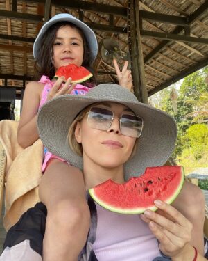Karina Koks Instagram - Всем родителям желаю иметь столько сил и ресурса,чтобы вложить вагон и маленькую тележку любви в своих детей. 
Чтобы следующее поколение выросло уверенными что они важны и нужны себе и миру и стали теми взрослыми,которые могут сами добывать себе счастье из заботы о себе! 💫