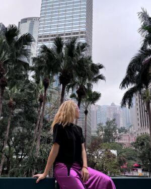 Karina Koks Instagram - Как символично вышло,что я оказалась в Китае,в то время,когда стартует наше невероятное шоу «Сокровища Императора» @tnt_online 
Хотя для меня все вполне закономерно,я так прониклась Китаем после того как бегала-потела по его улочкам,что захотела возвращаться сюда снова и снова. 
Увидеть другие города,пообщаться с местными людьми,познакомиться ближе с традициями этой удивительной стороны света.
Но сейчас я делаю все без гонки и паники,потому что всё своё эмоциональное напряжение я оставила в рамках шоу,за которым вы уже можете следить и делиться впечатлениями! Спасибо всем,кто будет болеть на нашу с Женей @jenia_iskandarova команду!

Жду с нетерпением начала нашей игры!
💛 💛