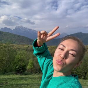 Karina Koks Instagram - Фото ароматизировано,потрите пальцем чтобы ощутить аромат весны в горах 🪻