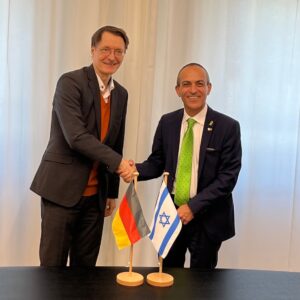 Karl Lauterbach Instagram - Austausch mit Prof. Ronni Gamzu, CEO Ichilov Hospital Tel Aviv. Israel berät unser Haus bei Beschleunigung der Digitalisierung seit ich ins Amt kam. Botschafter Ron Prosor koordiniert viele Kontakte. Unsere Länder stehen zusammen, in Wissenschaft und Kampf gegen Terror.