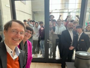 Karl Lauterbach Instagram - Junge Leute zu Besuch im Bundestag. Optimismus und gute Laune. Die schlechte Stimmung auf X repräsentiert zum Glück nicht die gesamte Bevölkerung 😊