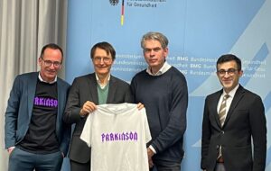 Karl Lauterbach Instagram - Austausch mit #Parkinson Experten Prof. Haghika, Uni Magdeburg, Uwe Radelof, Humangenetiker und Jörg Karenfort, Yuvedo Stiftung. Mit dem Medizinforschungsgesetz und dem Aufbau des nationalen Forschungsdatenzentrums für KI unterstützte Studien beginnt die Generaloffensive Parkinson