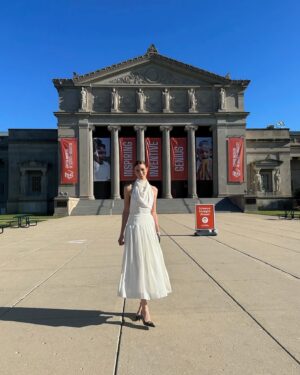 Karlie Kloss Kushner Instagram - And a quick but magical trip to Chicago ✨ Thank you for having me @obamafoundation — can’t wait to see the finished Presidential Center & honored to sign the final beam and support growth back home in the Midwest