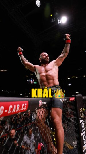 Karlos Vémola Instagram - IKONA našeho sportu. IKONA tvrdé dřiny a IKONA OKTAGONMMA. 👑

KARLOS “TERMINÁTOR” VÉMOLA 🦁 došel na konec své zápasnické kariéry ⚔️ a jeho nejsilnější submisí ✅ si připsal nesmrtelnou výhru nad ATTILOU VÉGHEM. 🇸🇰Jako jeden z prvních průkopníků MMA proslavil sport v ČECHÁCH 🇨🇿 i na SLOVENSKU 🇸🇰 a teď jeho triumfu tleská na 2️⃣7️⃣ 0️⃣0️⃣0️⃣ diváků v hale a další miliony za obrazovkami. DÍKY KARLOSI 💛