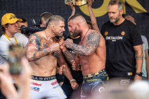 Karlos Vémola Instagram - 👊 VČERA TO BYLY TŘI TÝDNY OD ODVETA STOLETÍ!
1. Official weight
2. Public weight
3. Vítězství

👉 Nezapomeň, že to nejlepší spodní prádlo koupíš na www.trenyrkarna.cz @trenyrkarna.cz