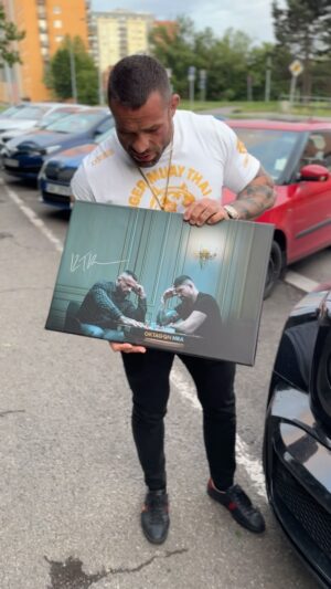 Karlos Vémola Instagram - 👊 K “Odveta století” jsme pro vás připravili speciální limitovanou, PODEPSANOU, edici obrazů, který budou už brzy na ktv-shop.cz

👍 Za skvělý tisk patří poděkování @fotoobrazy_z_platna tak mrkněte na jejich stránky, kdybyste chtěli něco podobného 😉