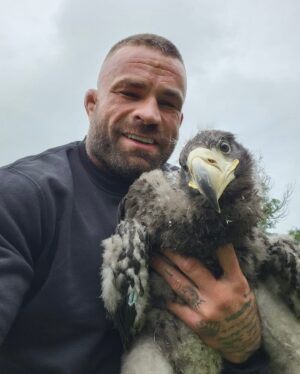 Karlos Vémola Instagram - 🦅 Malá nám roste jako z vody ale pořád nemáme jméno 🤷‍♂️😄 Tak pište návrhy do komentáře.