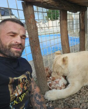 Karlos Vémola Instagram - Neděle=sváteční 🐓slepice nejen pro Elsu ale i Princeznu s Kingem. 😁🦁