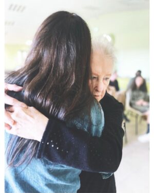 Karole Rocher Instagram - Joyeux anniversaire à mon idole mamie Popo . La plus rock , drôle , généreuse et humaine du monde . 90 ans 🔥❤️
📷: @aurorebaldy_