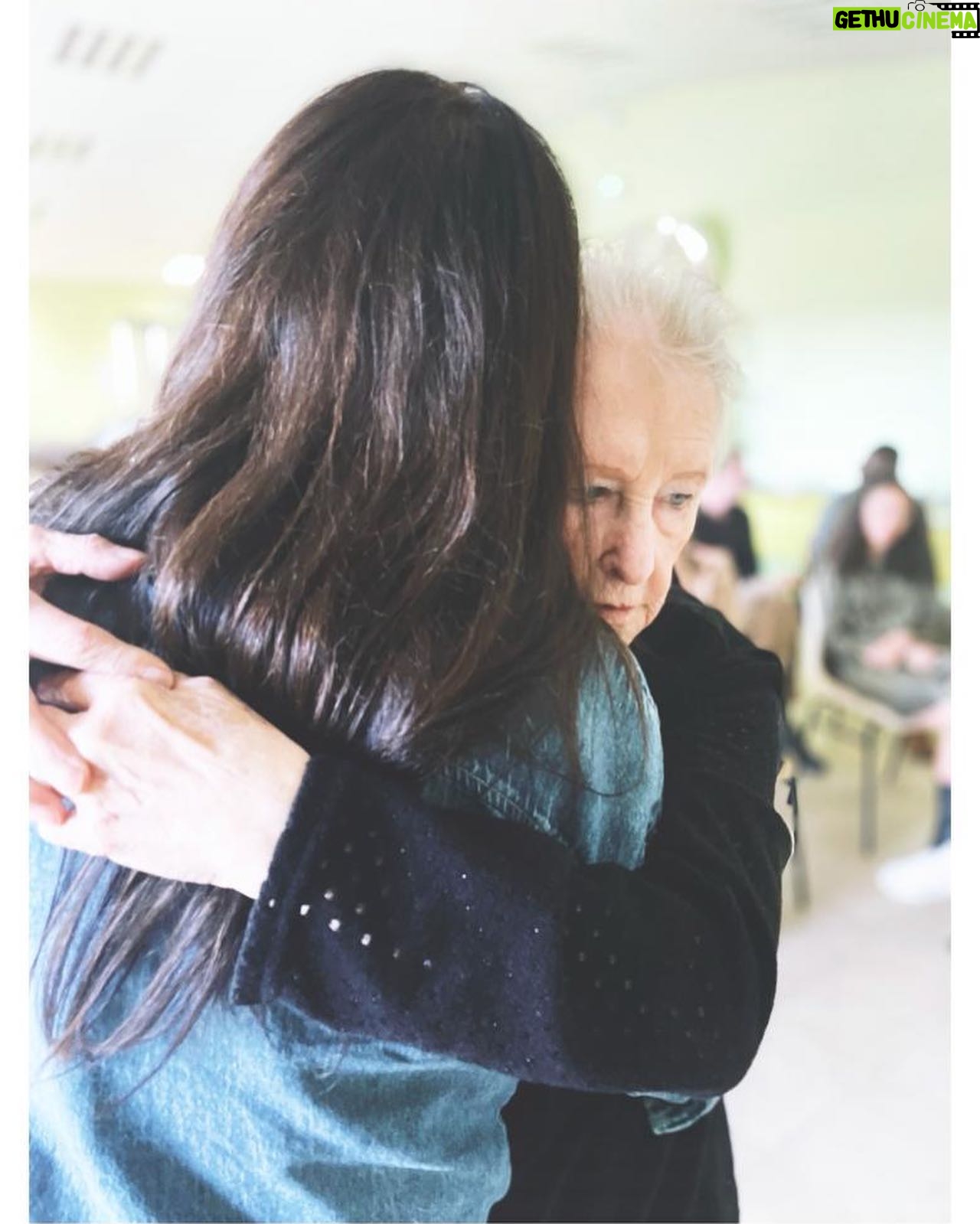 Karole Rocher - 1.3K Likes - Joyeux anniversaire à mon idole mamie Popo . La plus rock , drôle , généreuse et humaine du monde . 90 ans 🔥❤️
📷: @aurorebaldy_