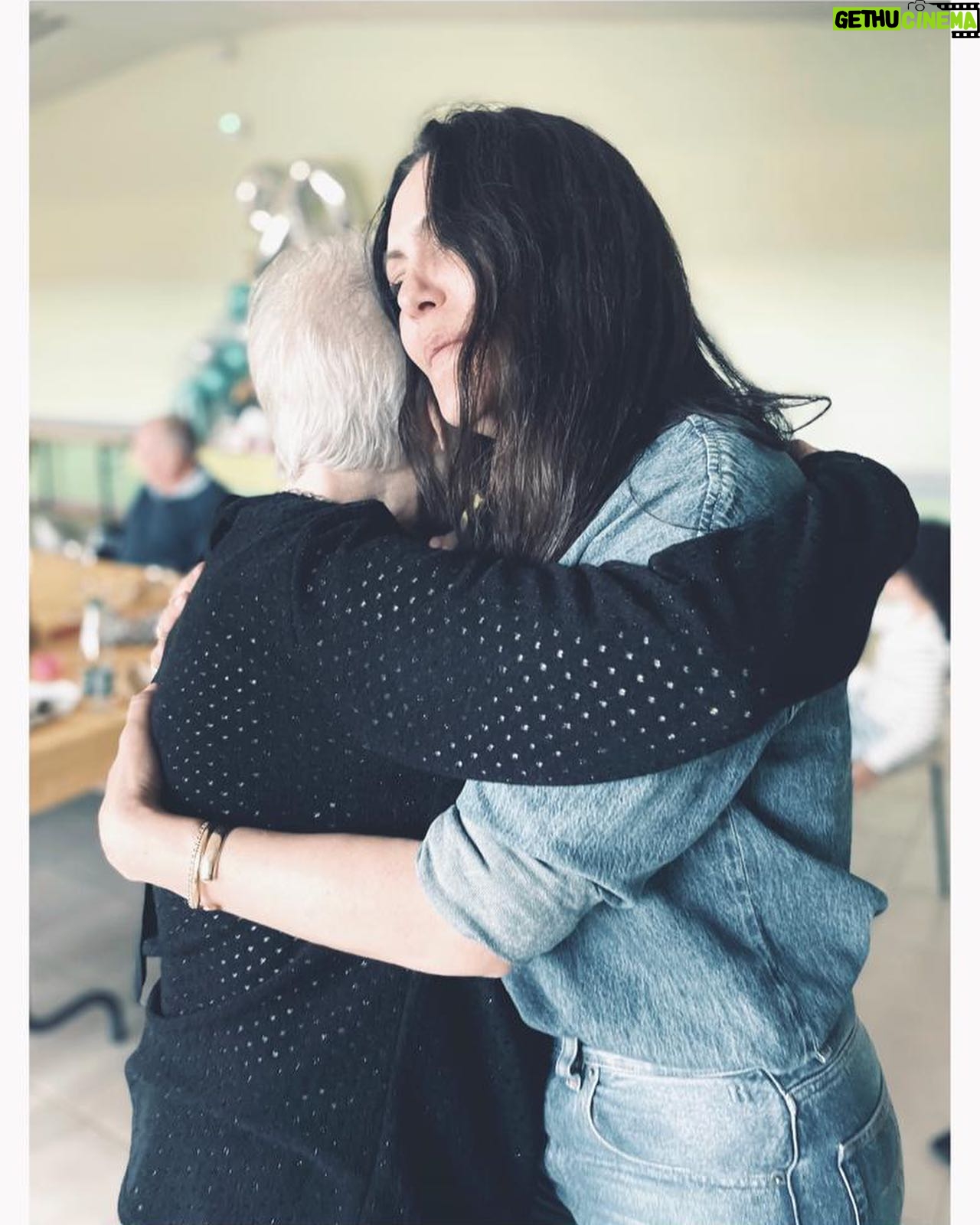 Karole Rocher - 1.3K Likes - Joyeux anniversaire à mon idole mamie Popo . La plus rock , drôle , généreuse et humaine du monde . 90 ans 🔥❤️
📷: @aurorebaldy_