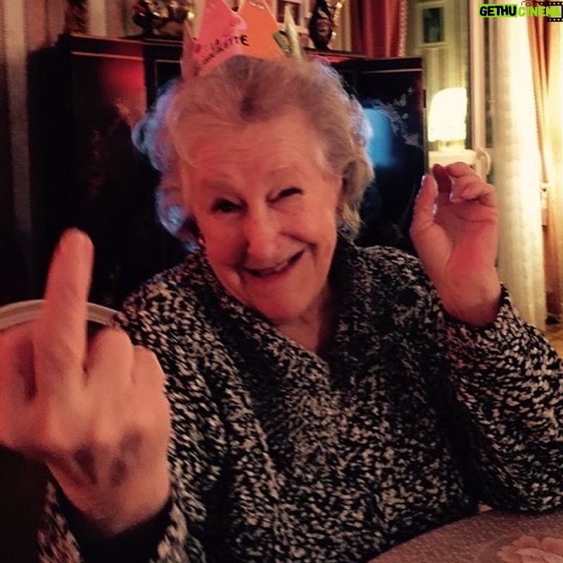 Karole Rocher - 1.3K Likes - Joyeux anniversaire à mon idole mamie Popo . La plus rock , drôle , généreuse et humaine du monde . 90 ans 🔥❤️
📷: @aurorebaldy_