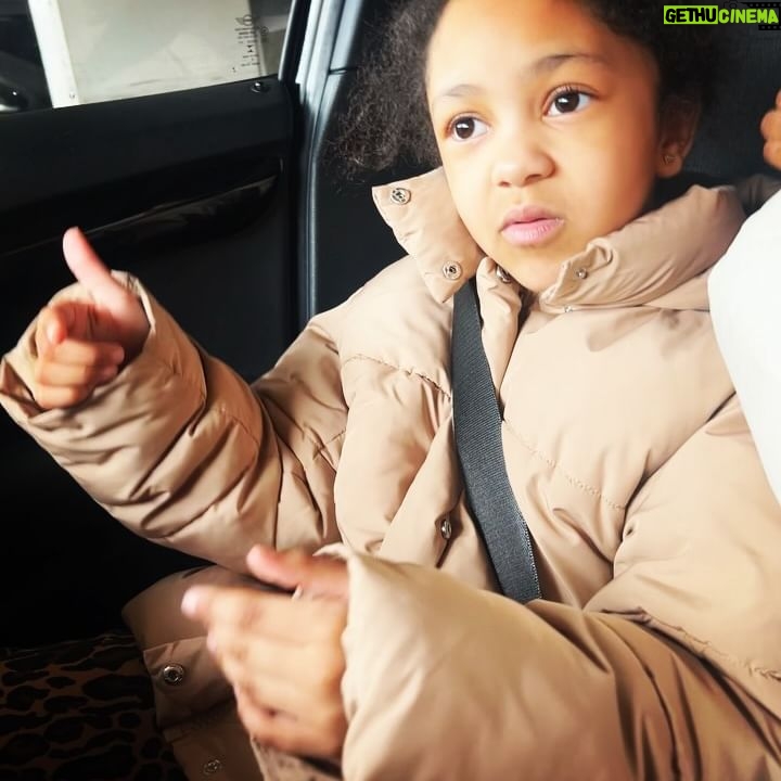 Karole Rocher - 2.4K Likes - Mais qu'est ce qu'on va faire de cette petite personne ..?!!🤕😂