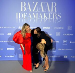 Karolína Krezlová Instagram - Harpers Bazaar 2023 🖤

3 z nás šly spát brzo
2 z nás vykoupily KFC
1 z nás má ve skutečnosti na sobě svetr 

Ale hezkou fotku jsme stihly! :))

PS: Bývaly doby, kdy jsem před akcí chodívala na drink. No, teď už chodím na lifting 🤷🏼‍♀️💪🏼 @natinuel.cz 🫶🏼😂

#harpersbazaarcz
#natinuel