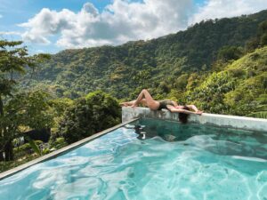 Karolína Krezlová Instagram - New day, new bikini 🙃 

@artvillascostarica 

#bikini#shooting#costarica#artvillas#uvita#kostarika#poolday#jungleexperience#summermood