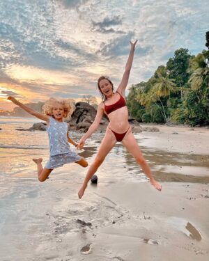 Karolína Krezlová Instagram - Czech women in Costa Rica ❤️

#women#costarica#czech#gang#travel#sunset#beach#sunsetcostarica#artvillas#artvillascostarica#beachtime