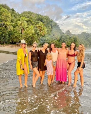 Karolína Krezlová Instagram - Czech women in Costa Rica ❤️

#women#costarica#czech#gang#travel#sunset#beach#sunsetcostarica#artvillas#artvillascostarica#beachtime