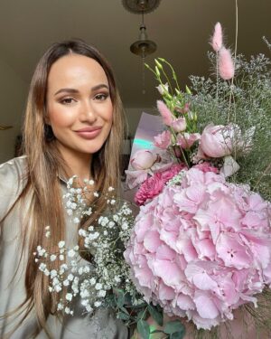 Karolína Krezlová Instagram - Tak tohle byla nejdelší a nejneplánovanejší oslava narozenin, jakou jsem mohla mít. Prochazim si fotky a je neskutecny, co se dá za dva týdny stihnout. Díky 🤩

#foreverbirthday 
#flowerlover