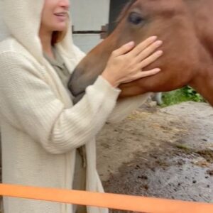 Karolína Krezlová Instagram - Mám nějakou nostalgickou a chybí mi ten náš raubíř ❤️ Já jemu určitě taky, protože nemá koho tejrat..

#arabskyplnokrevnik#welshbred#welsh#horselove