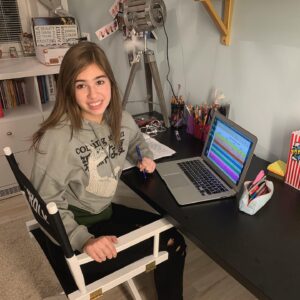 Karolína Kubánková Instagram - Ako ste prežili prvý deň online vyučovania? Ja som mala na jar pocit, že je to lepšie. Že to má svoje výhody. Nemusím každý deň riešiť, čo si oblečiem, nemusím tak skoro vstávať a vlastne nemusím vyliezť z domu. Ale teraz si po prvom dni hovorím, čo s tým všetkým oblečením v skrini?! A nie že by mi chýbali učitelia ale kamošky a prestávky aj hej 😂 No nič, musíme to vydržať! 😷 #budmezodpovedny #stayhome #onlinevyucovanie